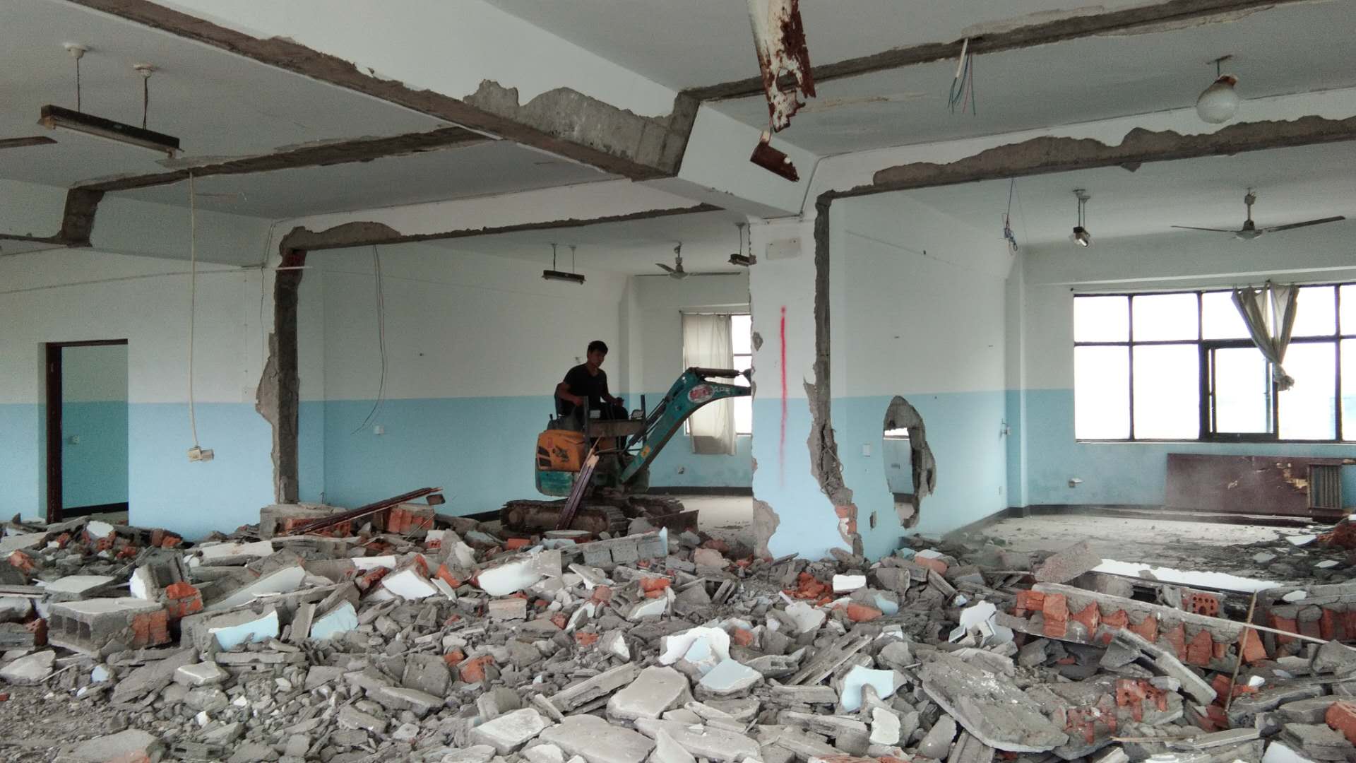 蘇州高新區(qū)室內(nèi)裝修拆除拆舊專業(yè)還原毛坯信譽保證值得信賴